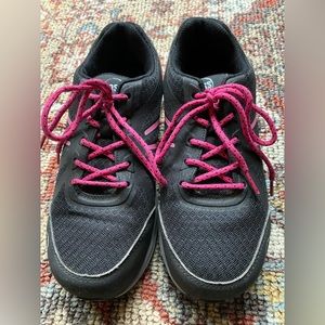 Hoss boot company Women’s black/pink steel toe tennis shoes. Size 7